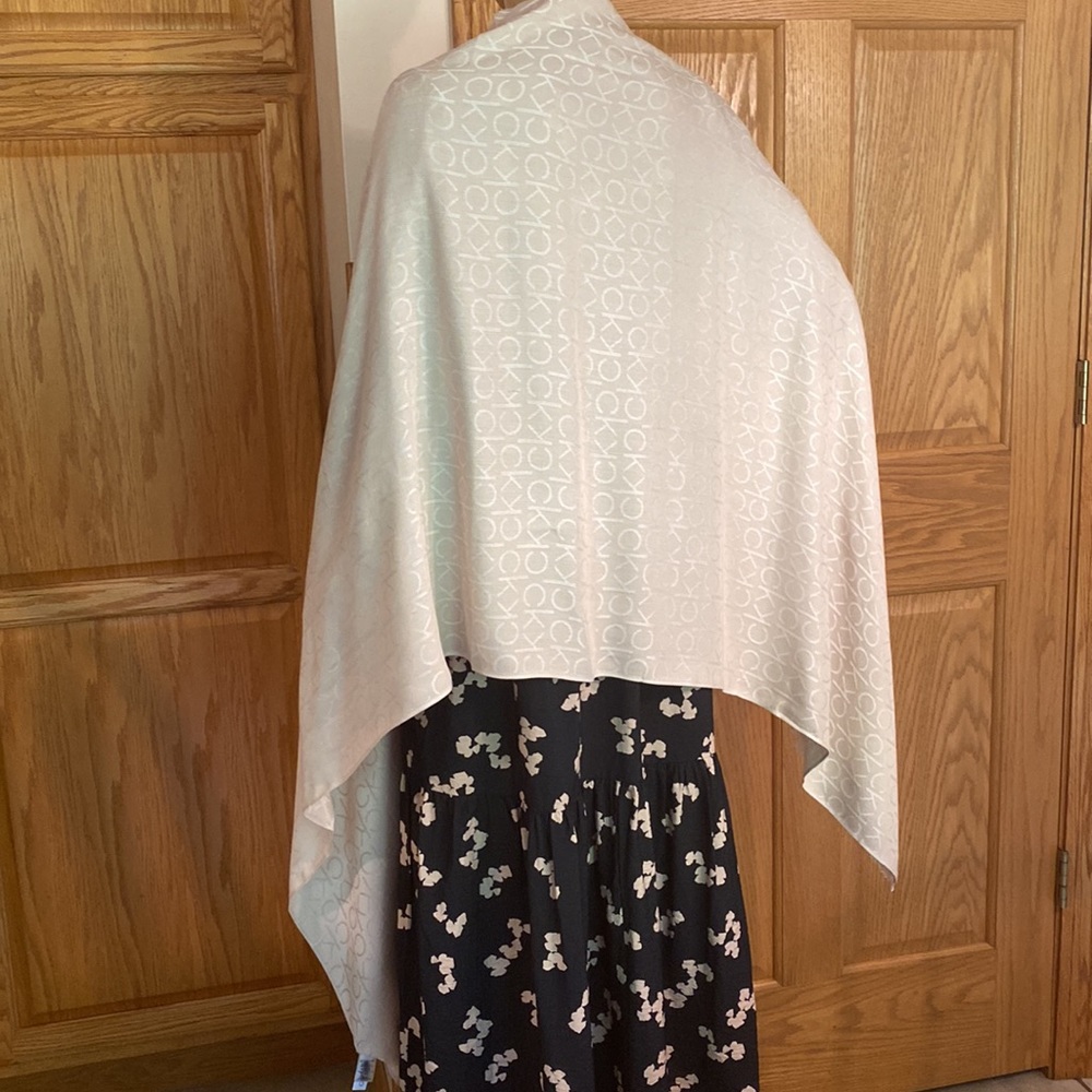 Large Calvin Klein Heathered Almond scarf with frayed edges and hoop for designs - Picture 11 of 14